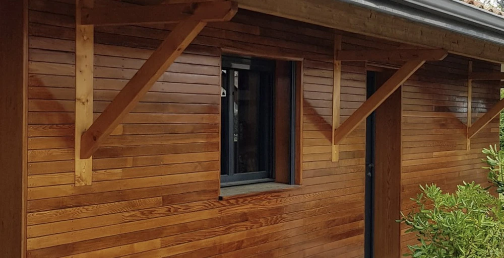 Façade extérieure d'une habitation en bois avec bardage horizontal
