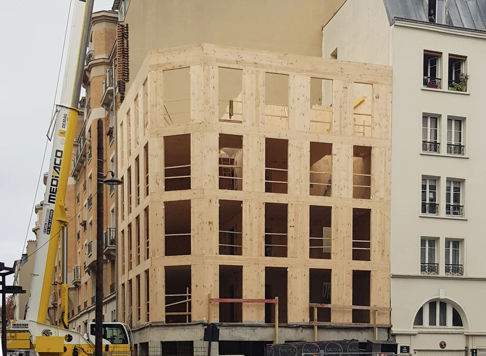 Construction d'immeuble en bois massif avec structure en CLT (Cross Laminated Timber) visible