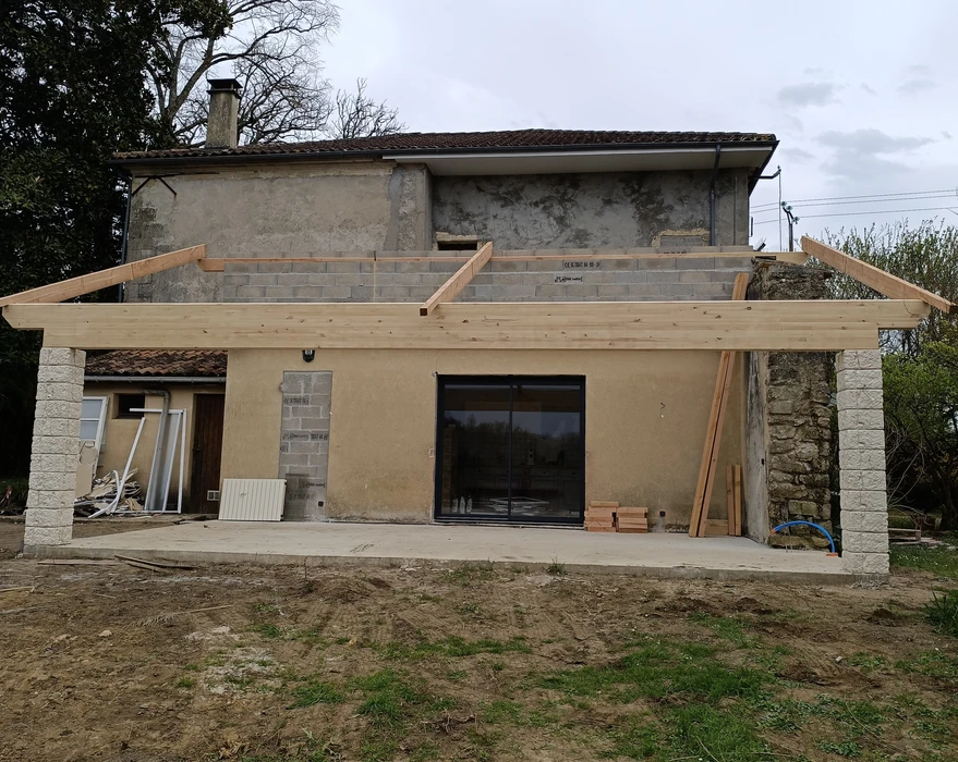 Chantier de construction d'extension moderne avec structure bois en cours