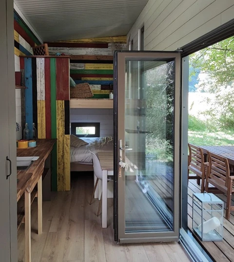 Intérieur de petite maison moderne avec cloison colorée en bois recyclé multicolore (rouge, vert, bleu, jaune)
