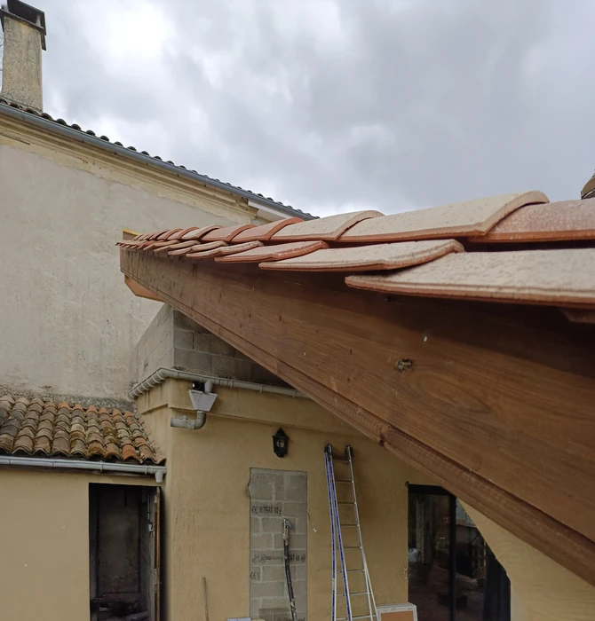Chantier de construction extérieur d'une maison avec toiture en cours de rénovation