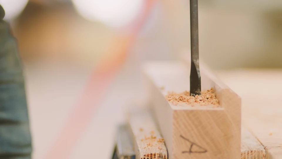 Deux commer&ccedil;ants travaillant sur les conceptions de cadres dans leur atelier