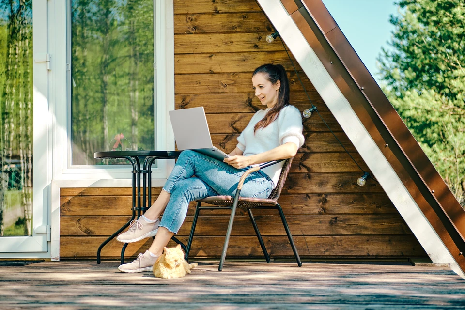 Intérieur contemporain minimaliste avec salon ouvert sur cuisine équipée