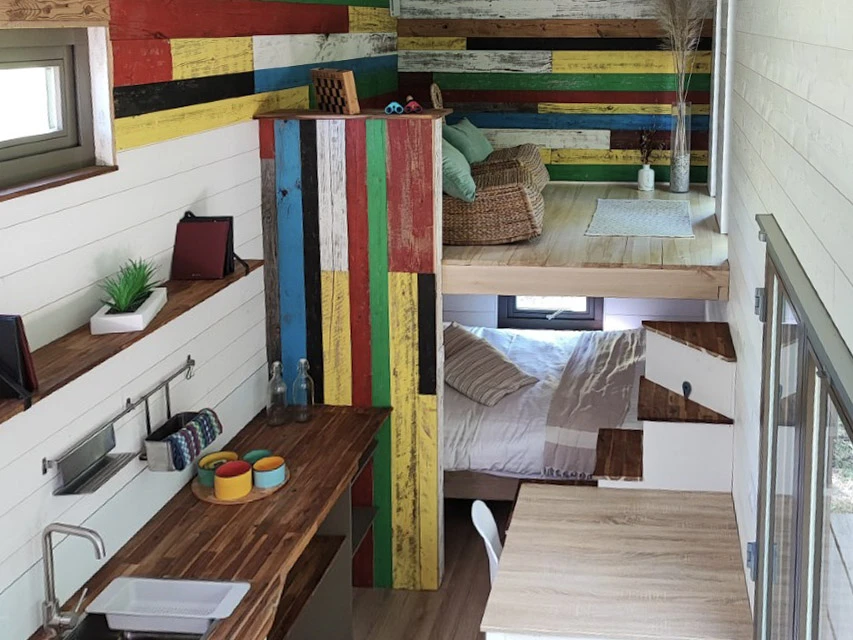 Extérieur d'un bâtiment en construction avec façade en bardage bois vertical de couleur naturelle claire