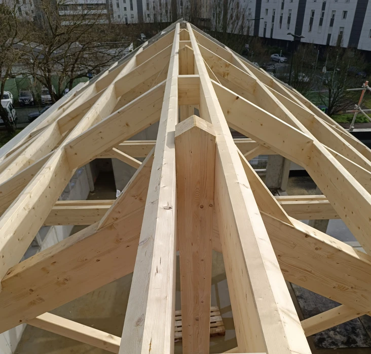 Chantier de rénovation d'une maison rurale avec extension bois en cours