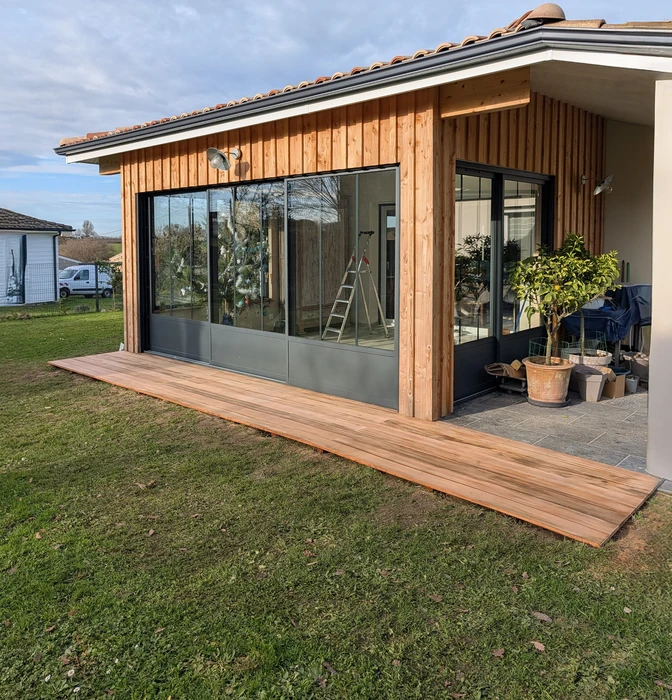 Intérieur en cours d'aménagement avec structures en bois brut