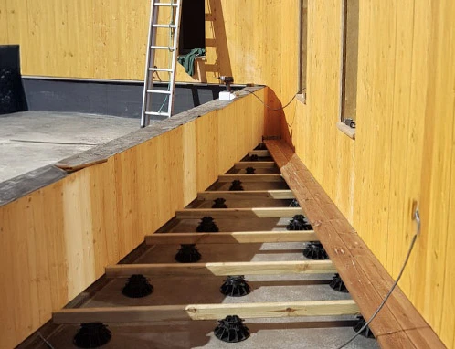 Intérieur rustique en rénovation avec murs en colombage apparents, poutres bois brutes et maçonnerie traditionnelle