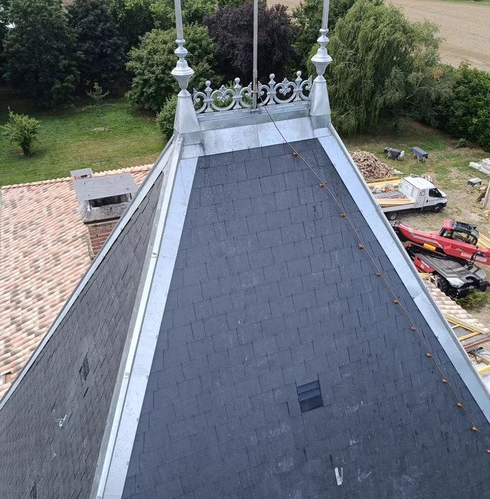 Chantier de construction d'extension résidentielle avec terrasse couverte en cours d'achèvement