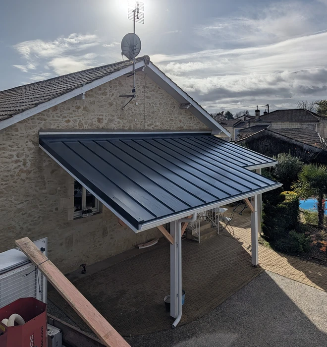 Vue aérienne d'un chantier de rénovation de toiture en cours
