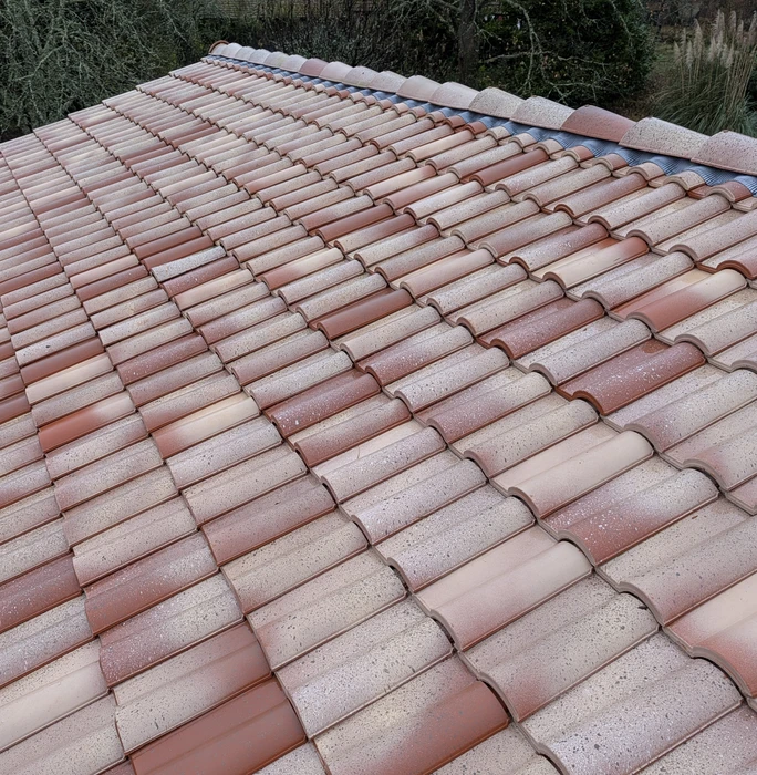 Vue aérienne d'un chantier de rénovation de toiture d'église en cours