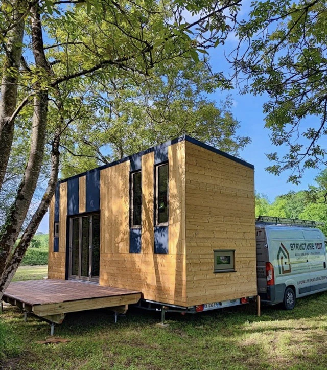 Intérieur d'une tiny house ou micro-maison avec mezzanine