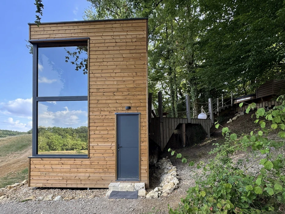 Intérieur de tiny house avec aménagement optimisé sur plusieurs niveaux