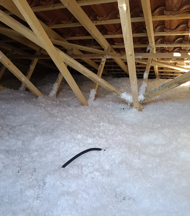 Chantier de rénovation dans combles sous toiture