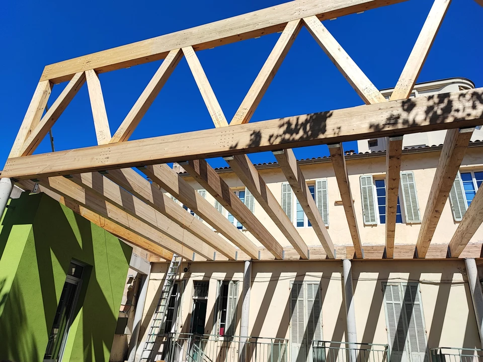 Chantier de construction r&eacute;sidentielle en cours, ossature bois d'une maison individuelle en phase de montage