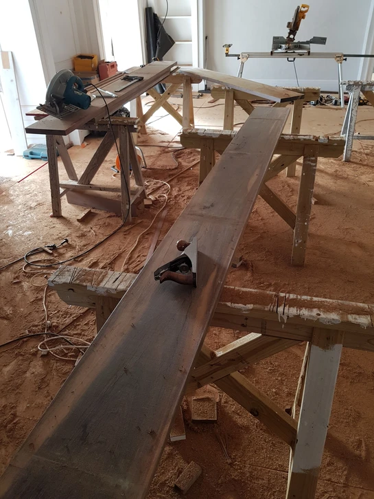 Atelier de menuiserie avec &eacute;tabli en bois