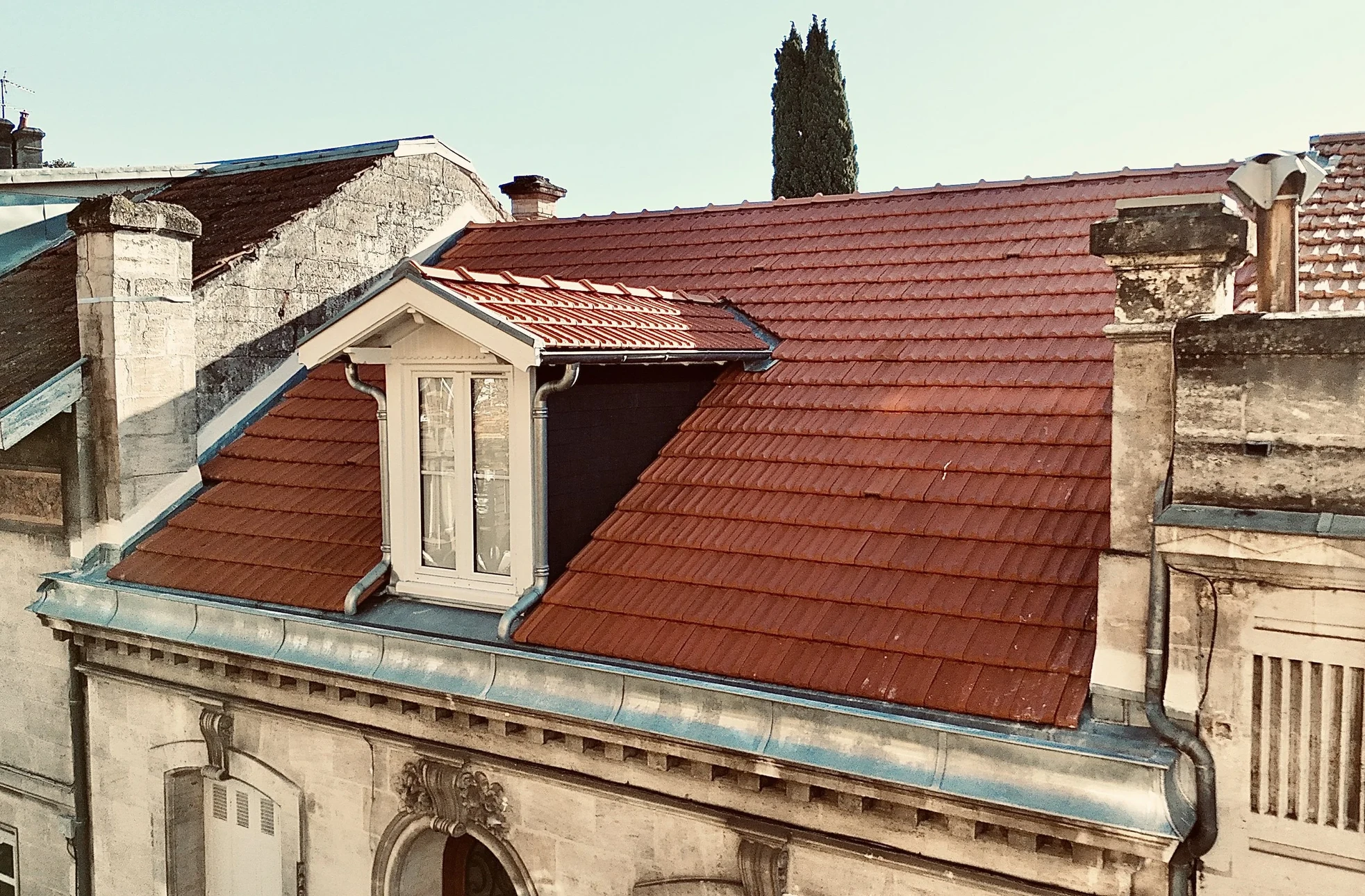 Maison blanche moderne avec toit en métal noir