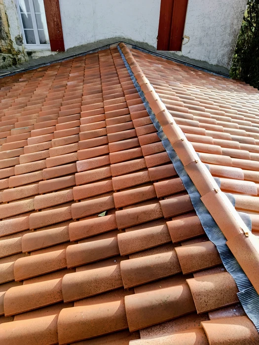 Vue aérienne d'un chantier de rénovation de toiture d'église en cours