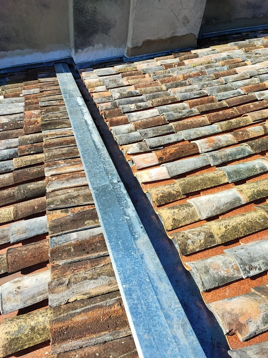 Extérieur d'une maison avec toiture en tuiles terre cuite rouge-orangé