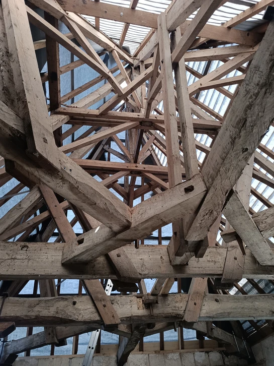 Intérieur de maison en bois avec mezzanine et escalier