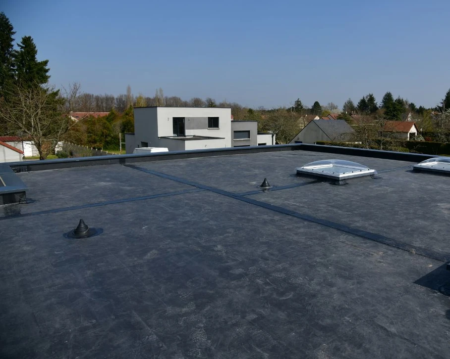 Extérieur, toiture résidentielle avec bardeaux d'asphalte granulés beiges et bruns disposés en rangées horizontales