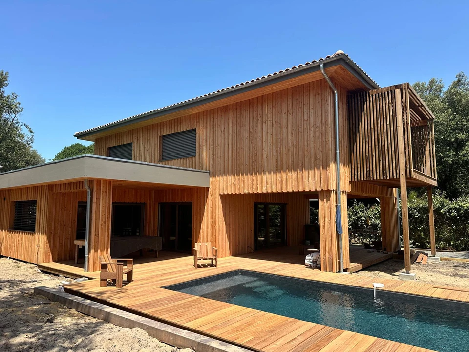 Chantier de construction résidentielle en extérieur avec maison en briques rouges partiellement achevée