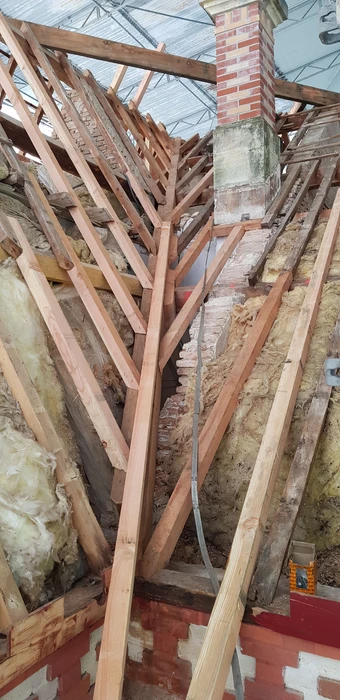 Bâtiment moderne en bois avec bardage vertical, toit à deux pans en tuiles terre cuite