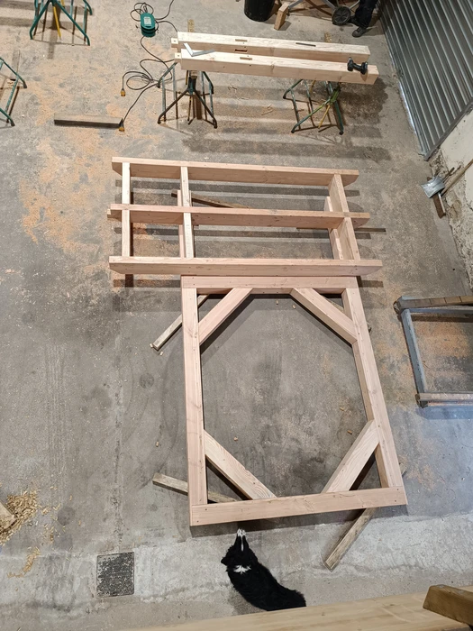 Bâtiment moderne en bois avec bardage vertical, toit à deux pans en tuiles terre cuite