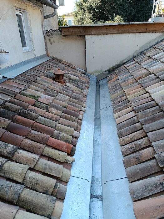 Bâtiment moderne en bois avec bardage vertical, toit à deux pans en tuiles terre cuite