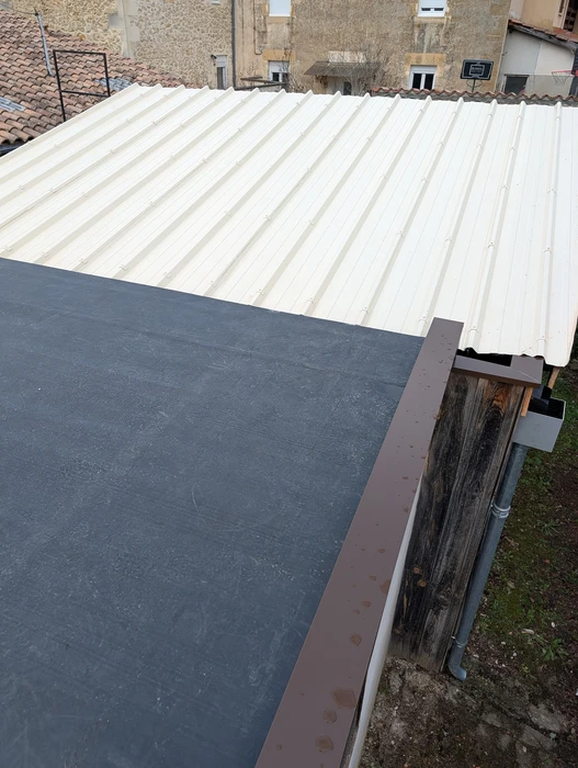 Bâtiment moderne en bois avec bardage vertical, toit à deux pans en tuiles terre cuite