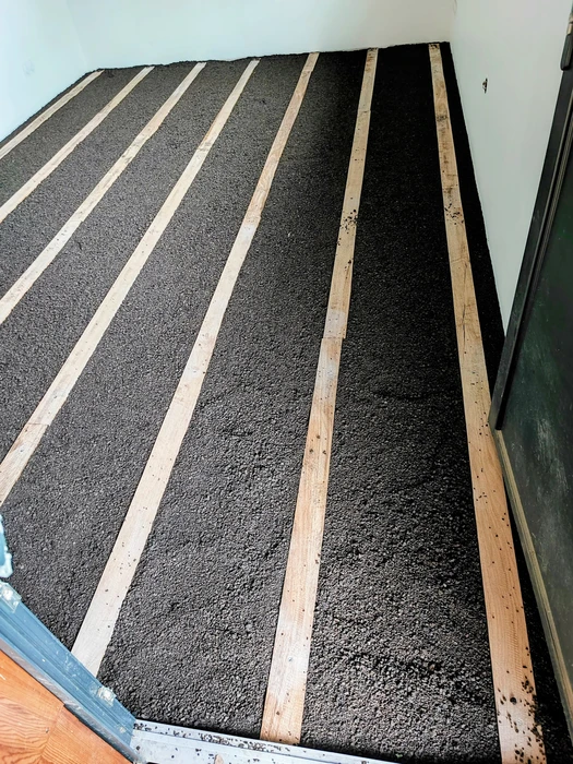 Bâtiment moderne en bois avec bardage vertical, toit à deux pans en tuiles terre cuite