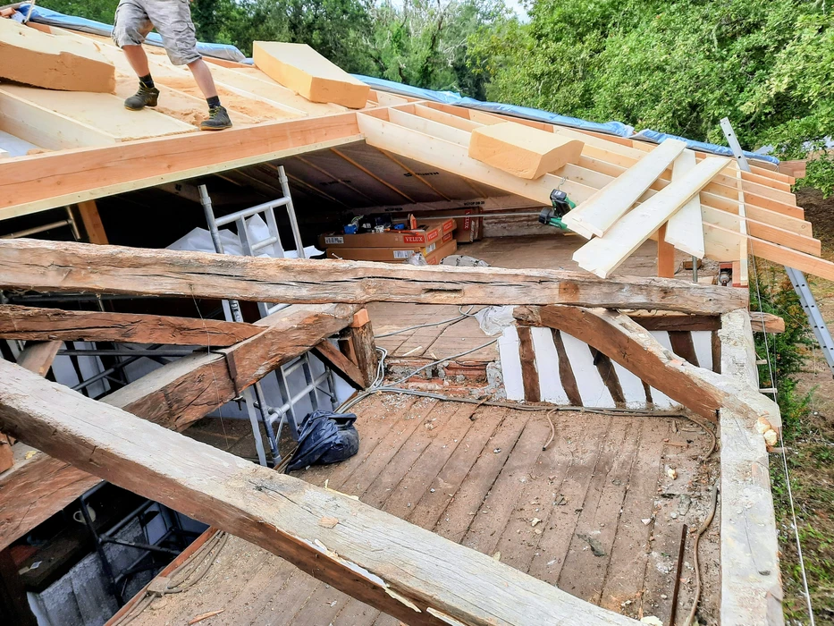 Bâtiment moderne en bois avec bardage vertical, toit à deux pans en tuiles terre cuite