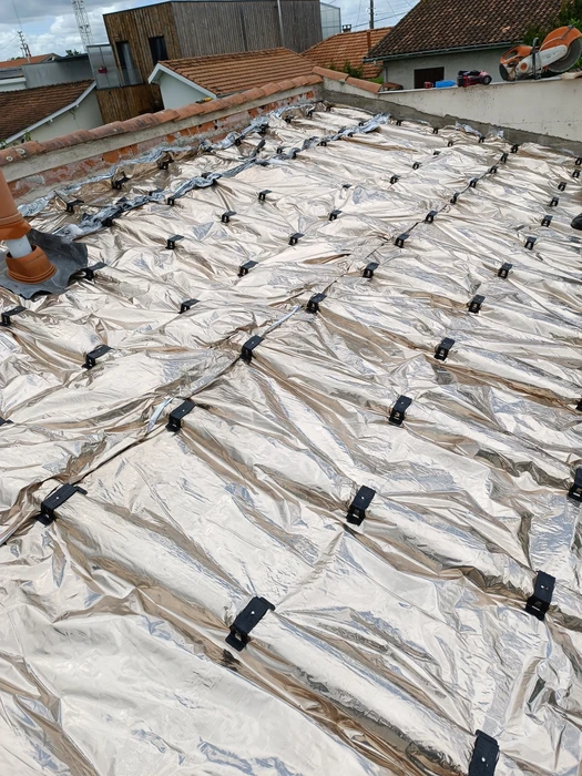 Bâtiment moderne en bois avec bardage vertical, toit à deux pans en tuiles terre cuite