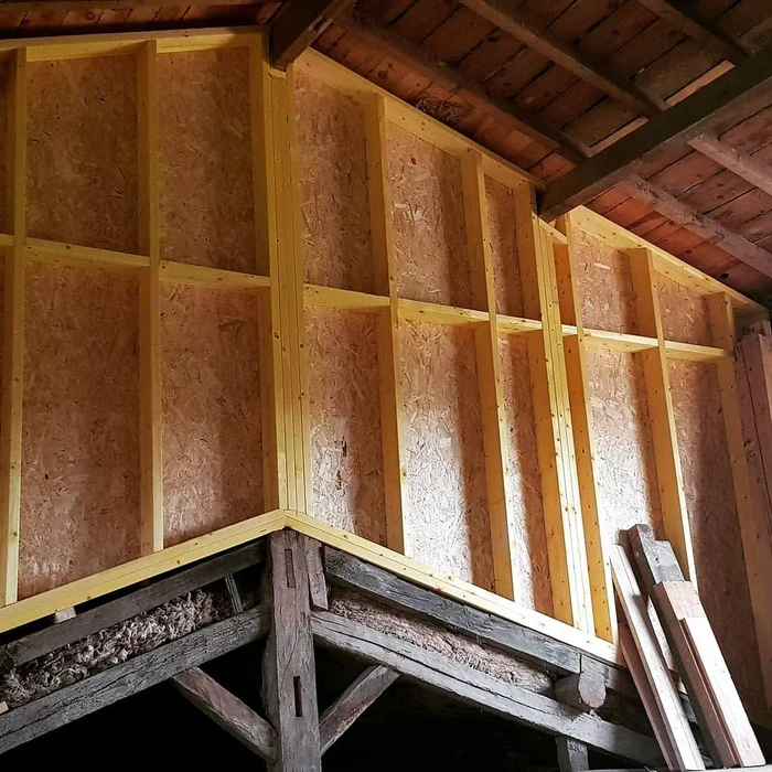 Bâtiment moderne en bois avec bardage vertical, toit à deux pans en tuiles terre cuite