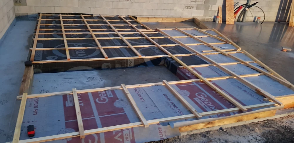 Bâtiment moderne en bois avec bardage vertical, toit à deux pans en tuiles terre cuite