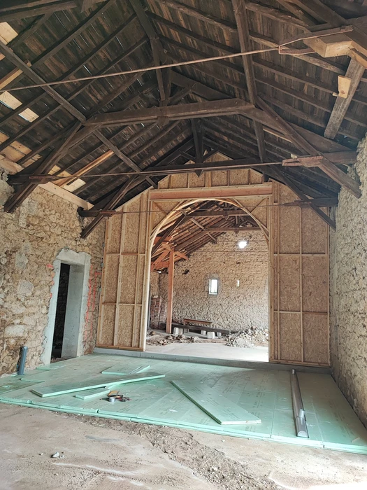 Bâtiment moderne en bois avec bardage vertical, toit à deux pans en tuiles terre cuite