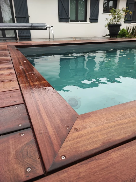 Bâtiment moderne en bois avec bardage vertical, toit à deux pans en tuiles terre cuite