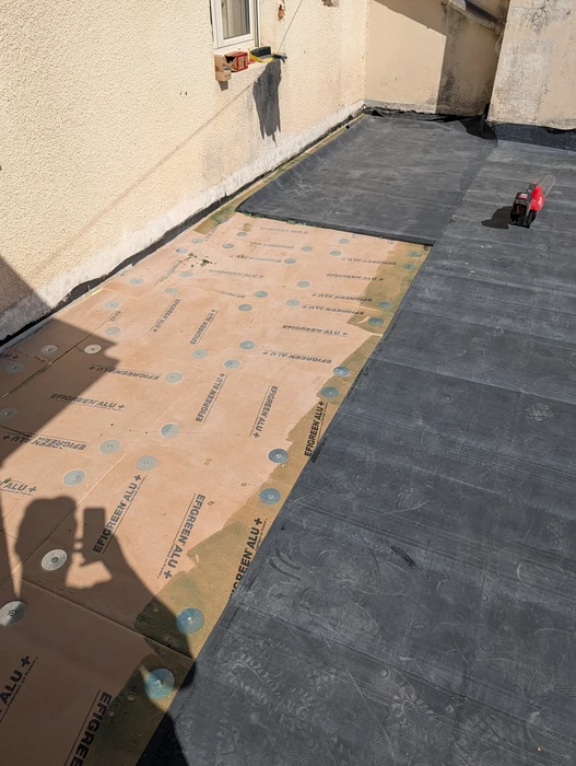 Bâtiment moderne en bois avec bardage vertical, toit à deux pans en tuiles terre cuite