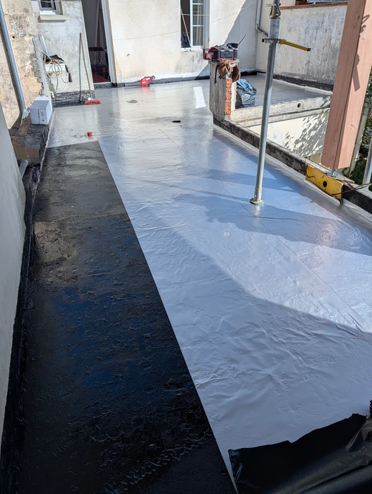 Bâtiment moderne en bois avec bardage vertical, toit à deux pans en tuiles terre cuite